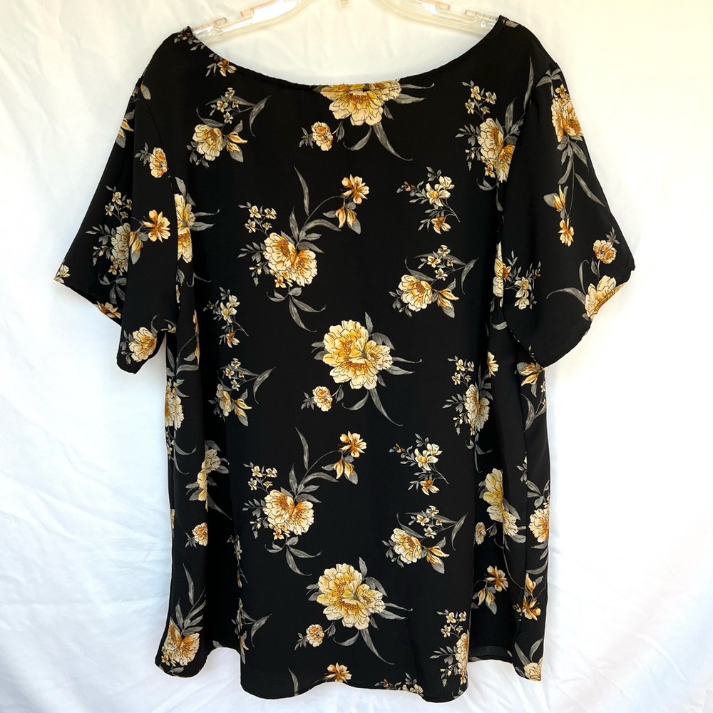 Misia Short Sleeve Floral V-Neck Blouse with Twisted Detail at Front Hem Sz 1X